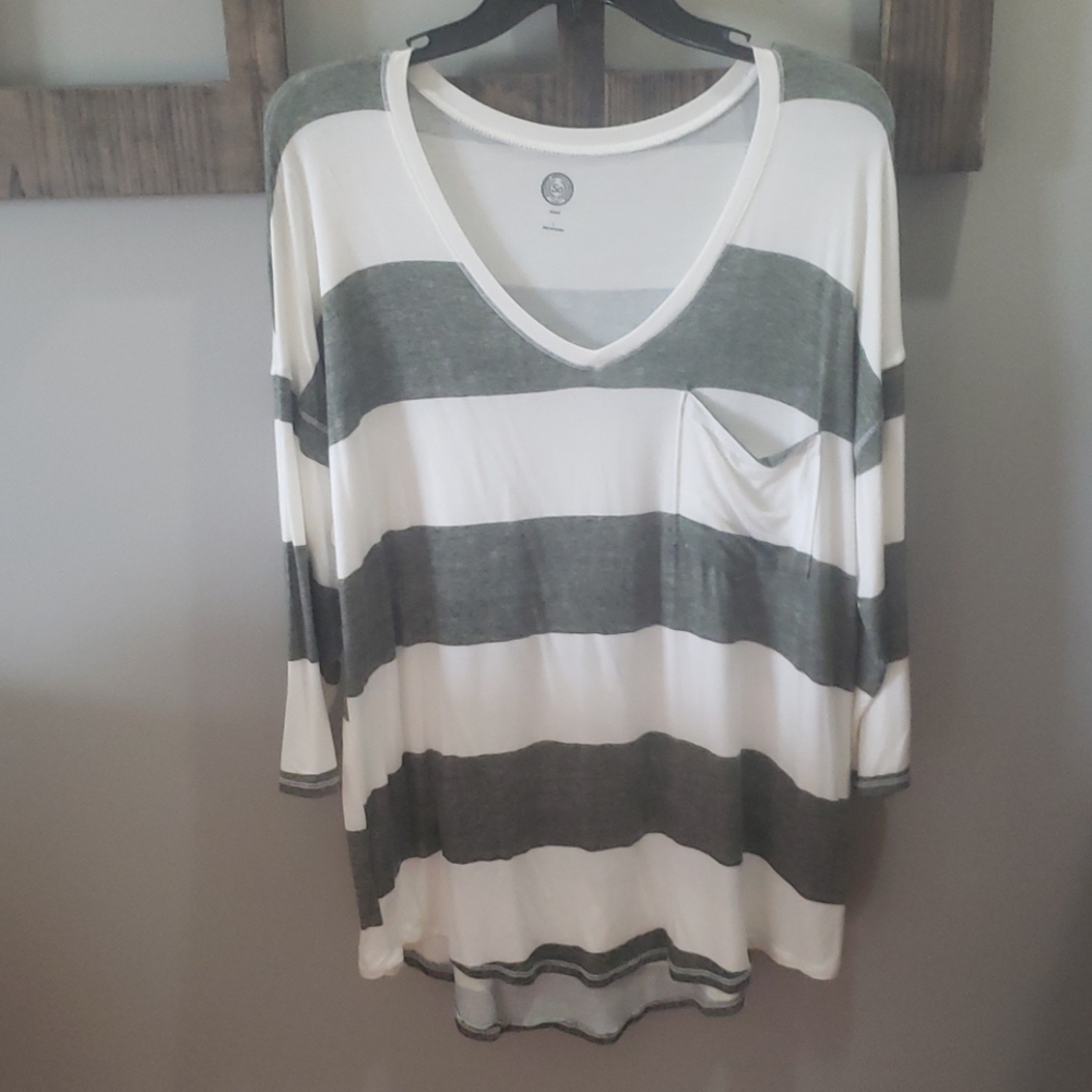 So green and white long sleeve t shirt